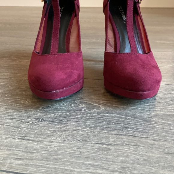 Women’s Size 7 velvet burgundy platform heels - Picture 2 of 7